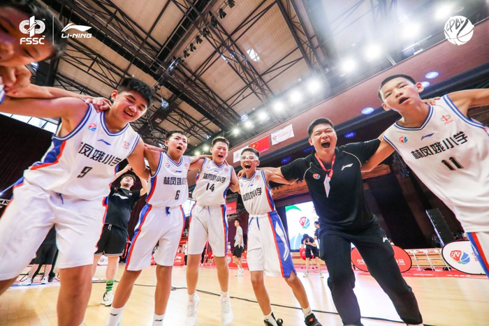 李宁帮助中国青少年篮球发展。