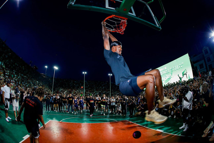 吉米·巴特勒来到村BA。