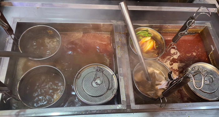 煮麻辣烫的汤丨拍摄  呲呲