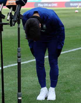 3月20日，在首尔世界杯体育场，韩国球员李刚仁在赛前训练前就亚洲杯期间发生的乒乓球内讧事件鞠躬致歉。图源：韩媒