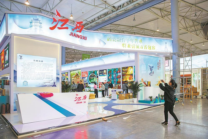  第110届全国糖酒会各个展台正在紧锣密鼓地搭建，图为基本布展完毕的江西展区。