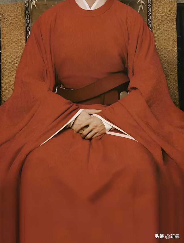 宋代是文人治国,再加上程朱理学的影响,服饰风格也从唐朝的盛世风貌