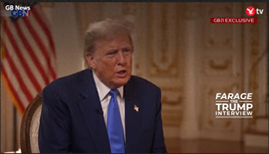 在英媒GBNews当地时间19日播出的采访节目中，特朗普回答主持人提问 图自英国独立电视台