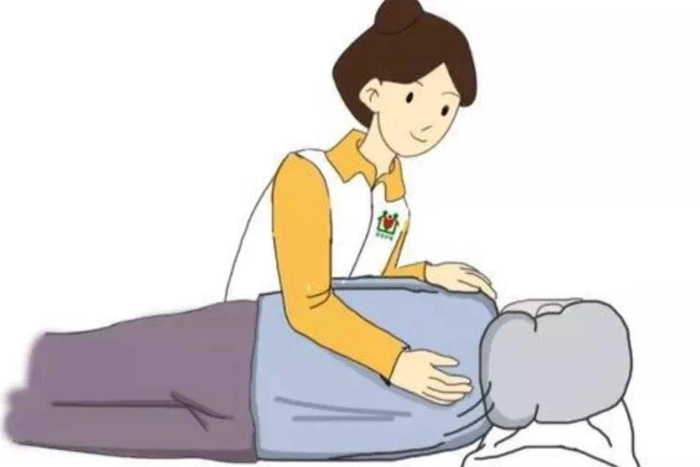 长期卧床的患者拍背:家属在家要确保患者生命体征稳定的情况下,给他