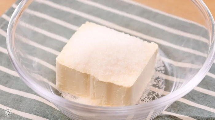 吉利丁用冷水泡软后,加入热水里溶解成液体备用,加入刚刚打发顺滑的