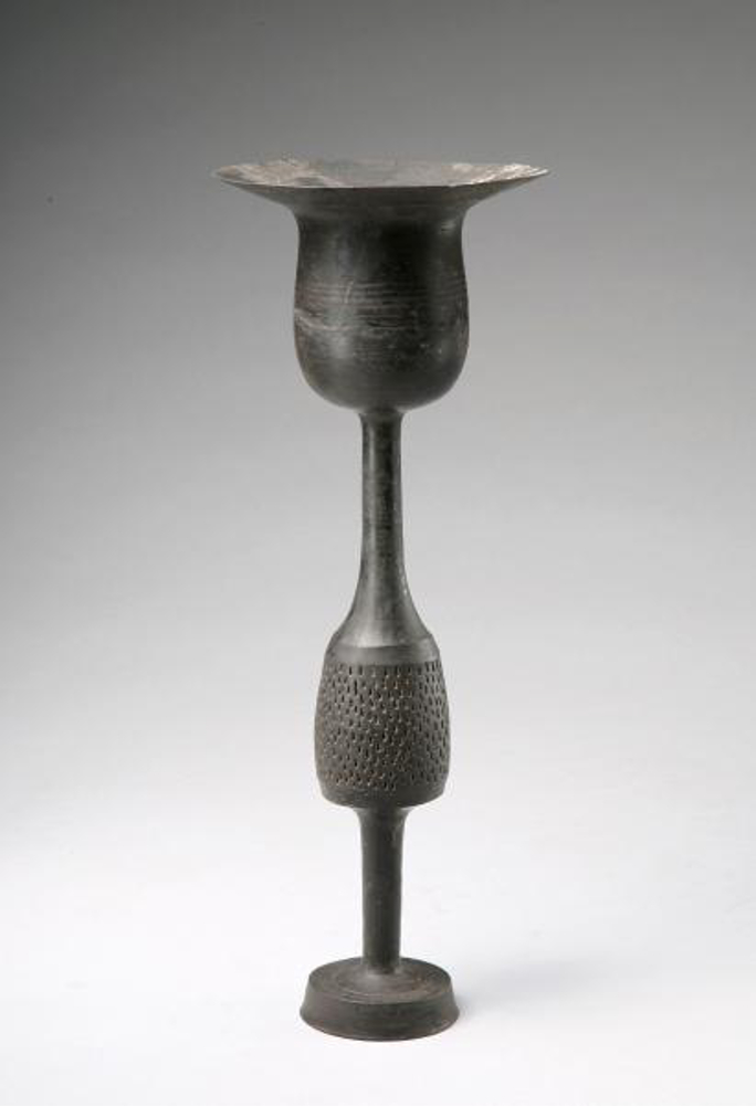 黑陶高柄杯,出土于日照东海峪遗址,时代为龙山文化早期(4400—4200年)