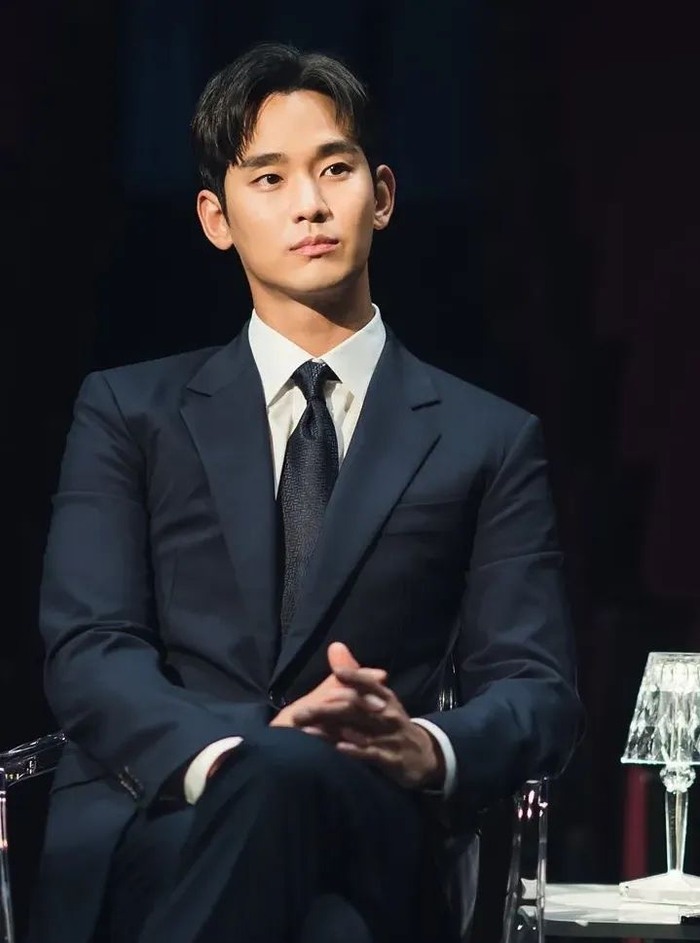 韩娱现状一半人追着柳俊烈骂另一半重新爱上了自律的金秀贤