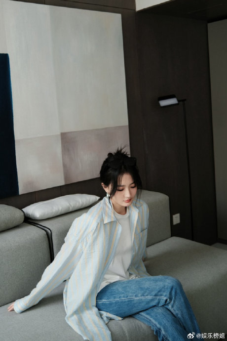 徐璐晒度假照,原来美女也喜欢跷二郎腿,哈哈哈哈好可爱|徐璐|二郎腿