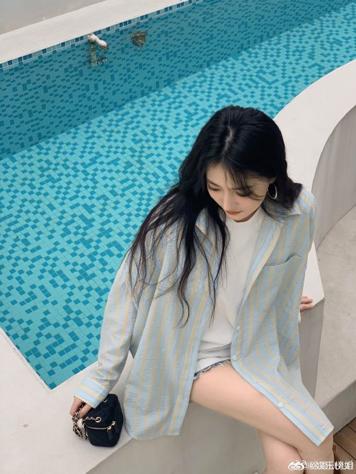 徐璐晒度假照,原来美女也喜欢跷二郎腿,哈哈哈哈好可爱|徐璐|二郎腿