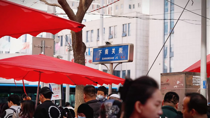 3月20日下午,记者来到青海省西宁市城东区下南关小吃街,寻味特色下