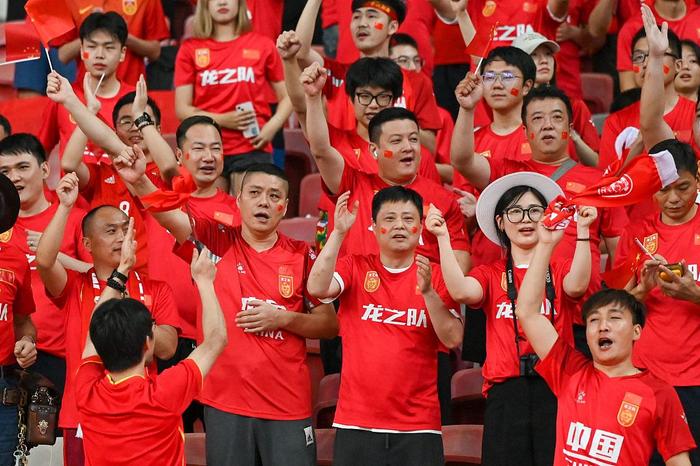现场助威的中国队球迷。