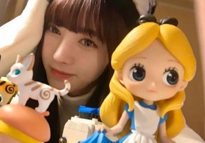 部分人却质疑她的鼻子做了调整,更多人直指这张照片与女爱豆程潇撞脸