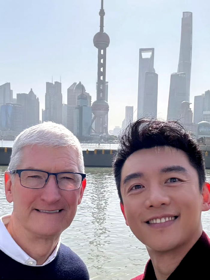 「库克tim cook」和「郑恺」外滩逛街,穿着这双300块的鞋.