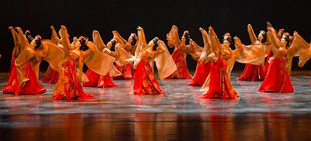 馆的镇馆之宝《簪花仕女图》为创作蓝本,运用汉唐古典舞的舞蹈语言,将