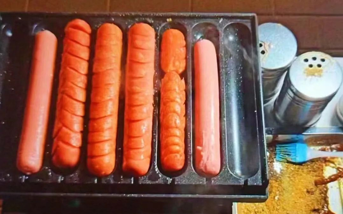 ▲正在烤的淀粉肠。新京报记者 吴梦真 摄