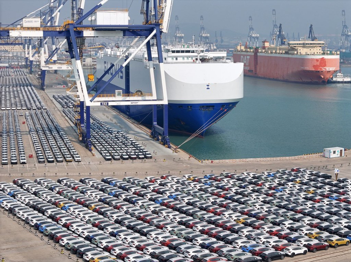 2024年3月3日，汽车运输船靠泊山东港口烟台港汽车码头准备装运出口汽车/IC Photo