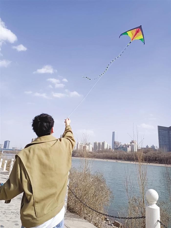 春天到了,一起放风筝吧! 提示:休闲时别忘了安全