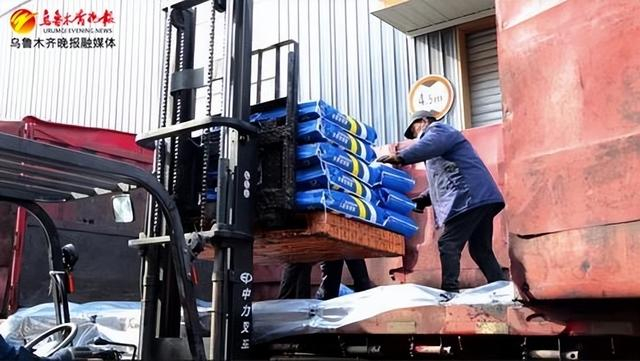 　　3月17日，位于甘泉堡经开区的新疆大禹智慧农业科技有限公司，员工正在装运肥料。记者宋建华摄