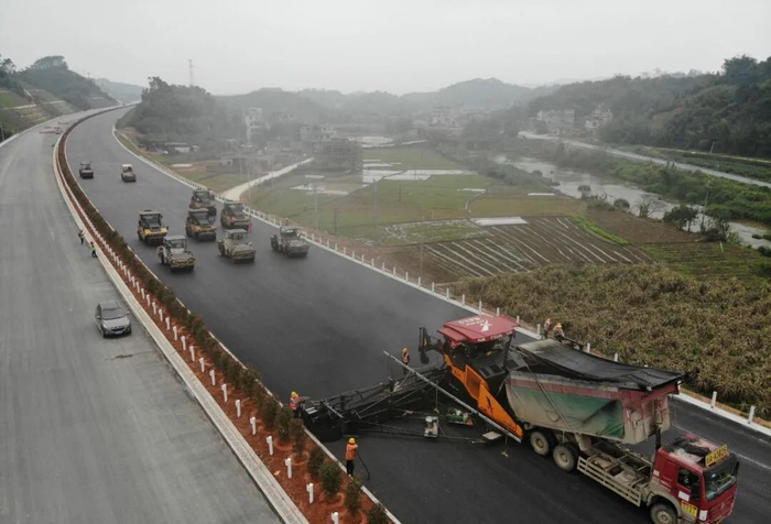 路基右幅上层沥青摊铺施工火热进行。