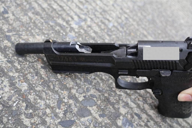 台军T75K3手枪3月18日射击时枪管断裂。 图自台湾中时新闻网