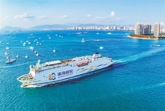3月17日,海南省三亚市凤凰岛邮轮母港,"南海之梦号"满载游客,开启西沙