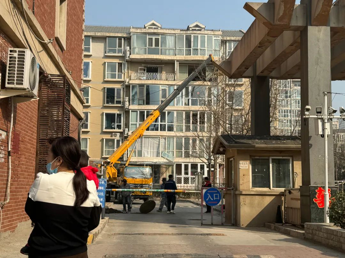 3月15日，爆炸点附近正在维修的小区。于帅卿/摄