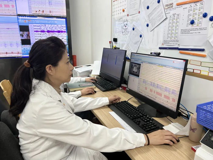 于欢教授正在查看患者的睡眠监测情况。