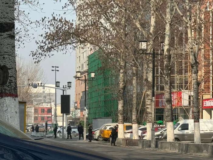 3月15日，爆炸点南侧楼体已用绿色网布围挡起来。于帅卿/摄