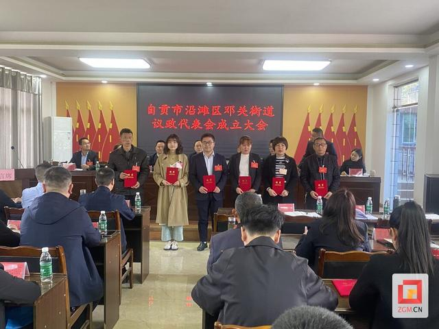 "议政代表钟晓岚说,自己将认真参加议政代表活动