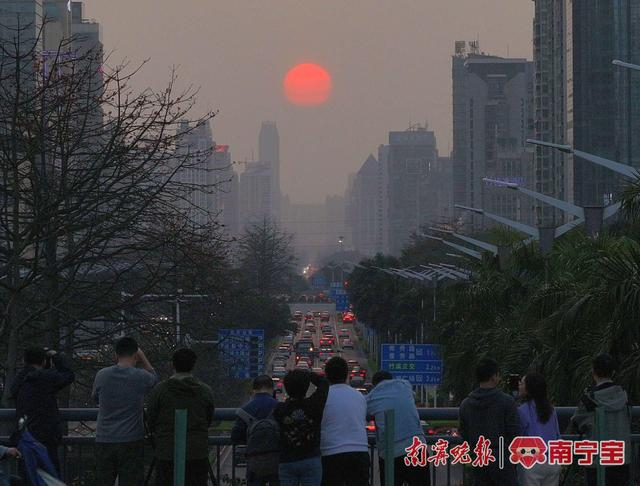 市民和摄影爱好者在桥上目睹春分“悬日”景观