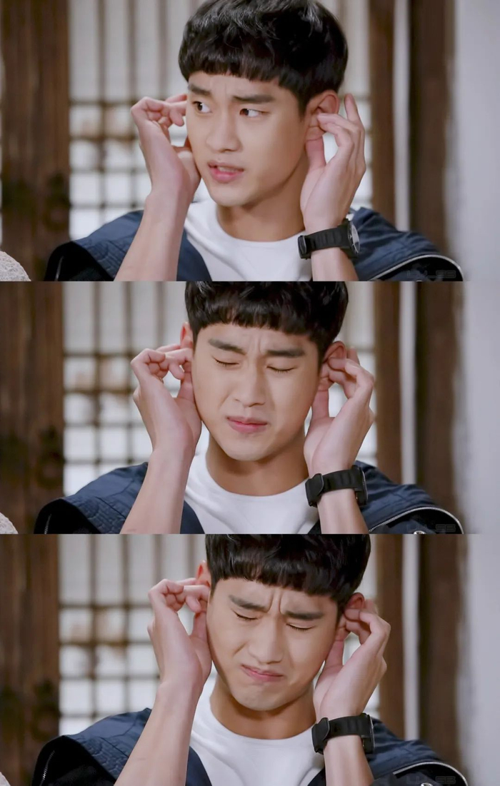 《制作人》里演的是个呆萌的新人pd,说话吞吞吐吐,性格犹豫踌躇,顶着