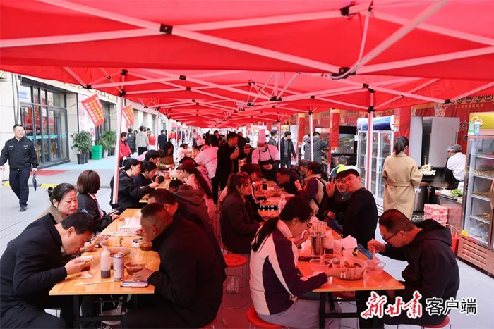 “麻辣烫一条街”开街营业。新甘肃·甘肃日报记者 冯乐凯 摄