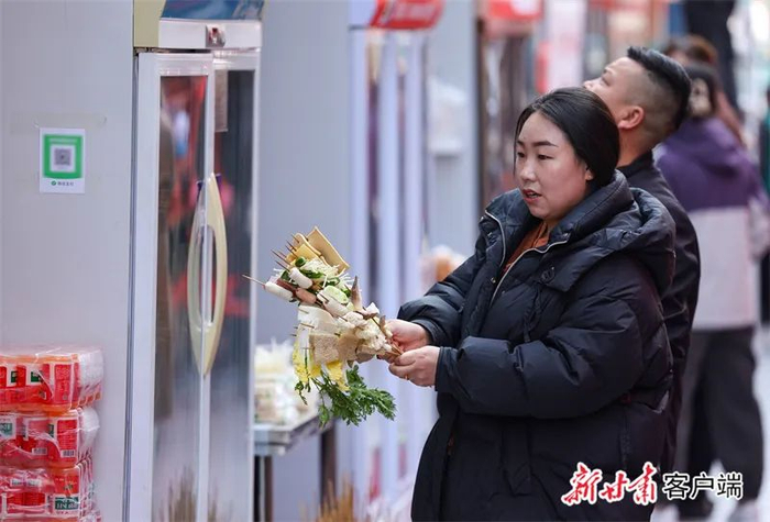 游客挑选“蔬菜花”。新甘肃·甘肃日报记者 冯乐凯 摄