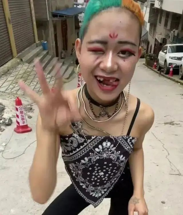 浮夸的表情,矫揉造作的口音,自创的各种奇葩词汇,一发不可收拾.