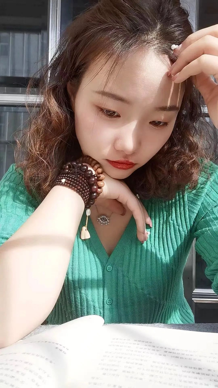 90后美女随性书法,网友:人很美,字很丑!