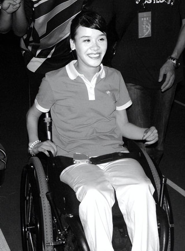 体操冠军桑兰: 比赛"意外"高位截瘫索赔18亿, 43岁被富豪丈夫宠成宝