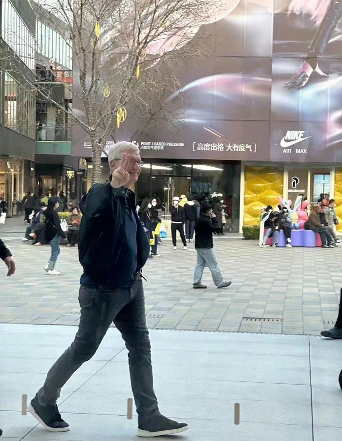 苹果 ceo 库克突袭上海!脚上穿的 nike 你认识吗?