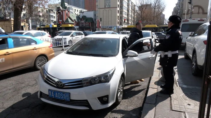 消除隐患 还路于民 冰城交警持续规范静态交通秩序|交警|违停|驾驶人