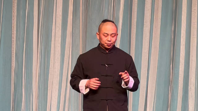 杨建强边讲边演昆曲《西川图·负荆请罪》