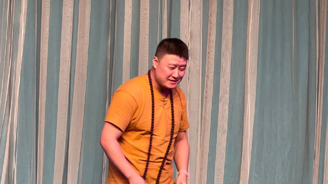 张欢边讲边演昆曲《玉簪记》