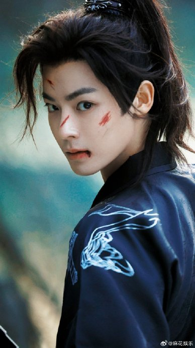 91 暗纹黑袍造型正面路透来了,狠狠帅在审美点上|侯明昊|黑袍|古装