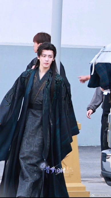 91 暗纹黑袍造型正面路透来了,狠狠帅在审美点上|侯明昊|黑袍|古装