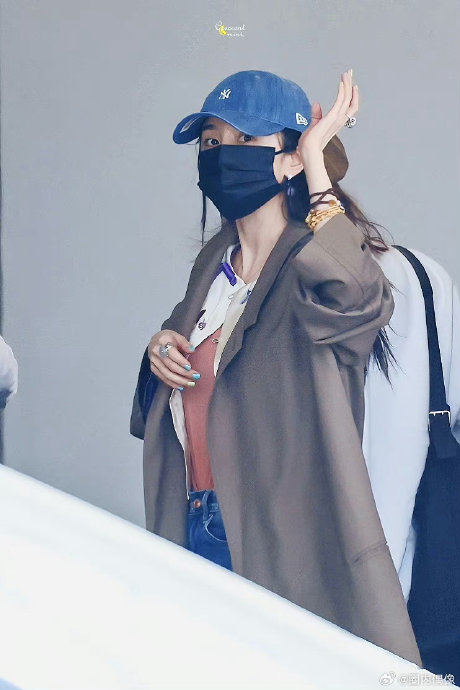 杨幂今日机场出发饭拍 蓝色鸭舌帽咖色风衣造型,和粉丝挥手拜拜了