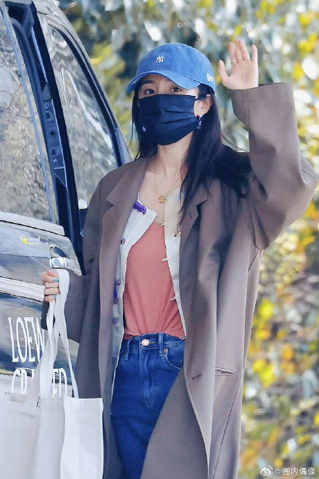 蓝色鸭舌帽咖色风衣造型,和粉丝挥手拜拜了|杨幂_新浪新闻