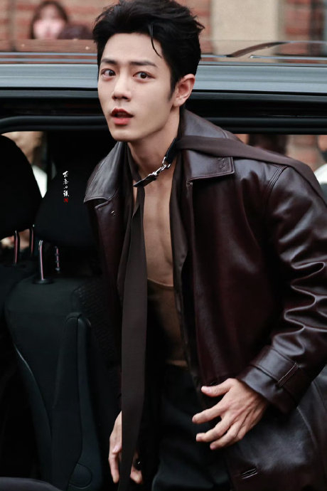 穿衣显瘦脱衣有肉说的就是肖战吧,宽肩细腰大长腿,腹肌胸肌超斯哈