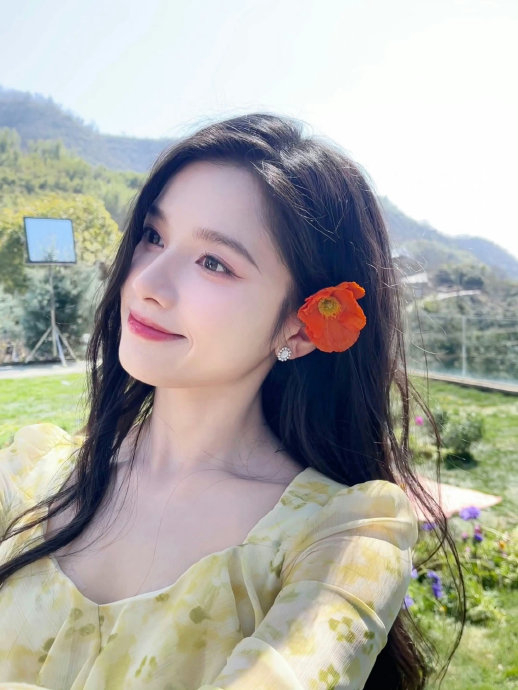 张婧仪戴花九宫格随拍来啦,笑起来好甜美,春天的氛围感满满|九宫格