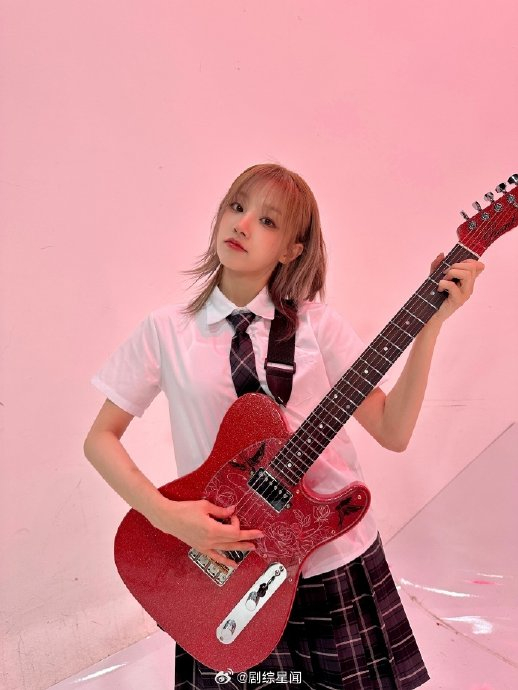 宋雨琦红吉他 短发造型好适合我们宋雨琦啊~ 好元气好可爱!