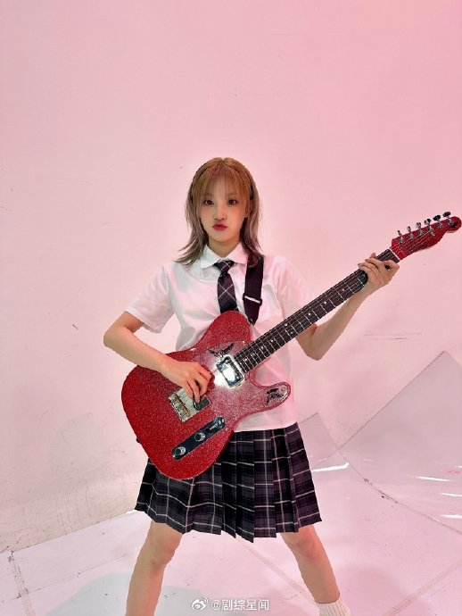 宋雨琦红吉他 短发造型好适合我们宋雨琦啊~ 好元气好可爱!