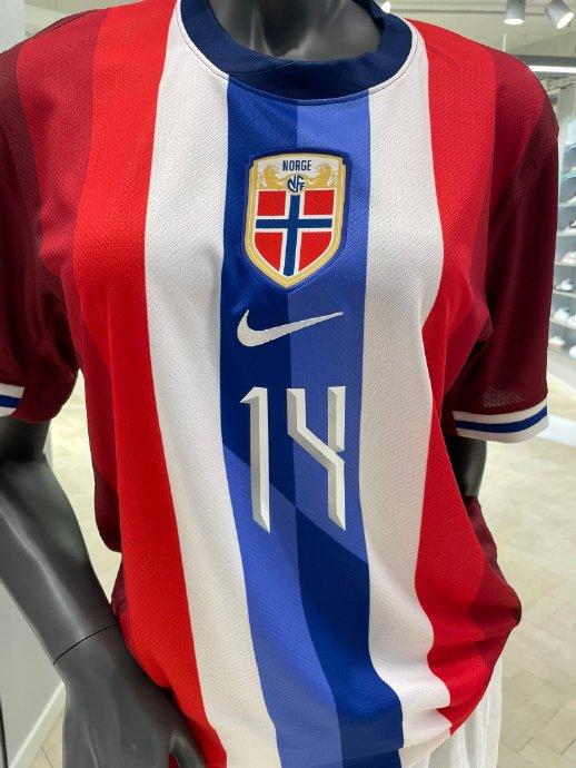 挪威队新款球衣的字号字体05 客场球衣的队徽是闪光的(图7)