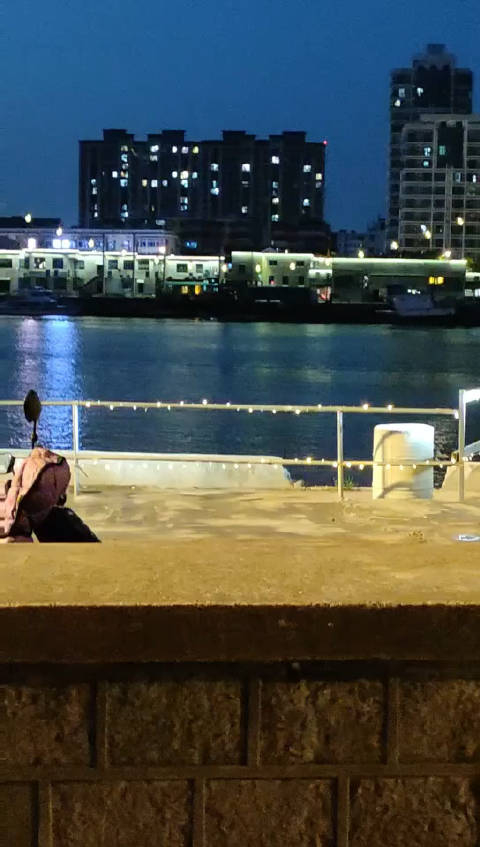 偶遇迪丽热巴和陈星旭在北仑小港红联渡口拍戏好像是剧中战损的巴巴